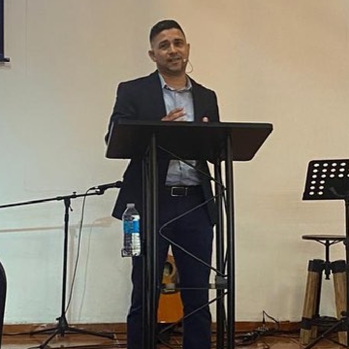 Pastor Carlos Cajigas de Iglesia Gracia Redentora en Vega Baja